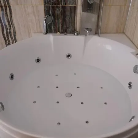 Muestakil, Oezel Havuzlu, Jakuzi Ve Saunali Villa *